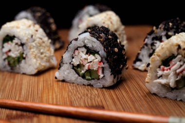 Yengeç ve koyu susamlı suşi pişirdim. Öğle yemeği için Japon makisi, organik malzemelerden yapılan sağlıklı yemek..