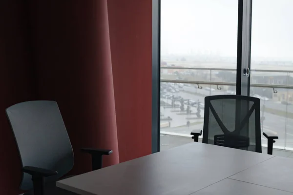 Masası Iki Sandalyesi Olan Boş Bir Ofis Yeni Çalışanlar Için — Stok fotoğraf