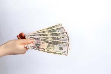 Elli dolarlık banknot, hemen harcamak için nakit para. Karantinanın sonucu olarak ekonomik kriz. Devlet yardımı.