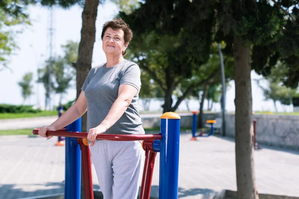 Mujer Anciana Haciendo Ejercicios Deportivos Campo Deportes Estilo Vida Saludable — Foto de Stock
