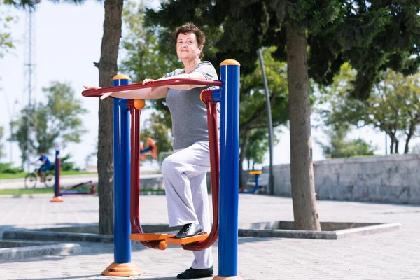 Femme Âgée Faisant Des Exercices Sportifs Sur Terrain Sport Mode — Photo