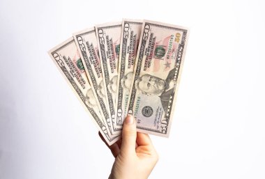Elli dolarlık banknot, hemen harcamak için nakit para. Karantinanın sonucu olarak ekonomik kriz. Devlet yardımı.