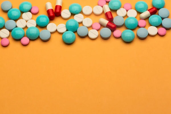 Lote Comprimidos Comprimidos Multicoloridos Fundo Laranja Com Espaço Livre Para — Fotografia de Stock