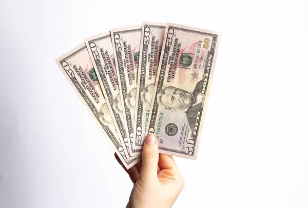 Elli dolarlık banknot, hemen harcamak için nakit para. Karantinanın sonucu olarak ekonomik kriz. Devlet yardımı.