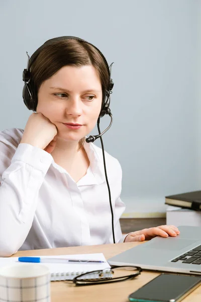 Frauen Die Mit Computern Arbeiten Bekommen Traurigen Gedankenausdruck Problem Bei — Stockfoto