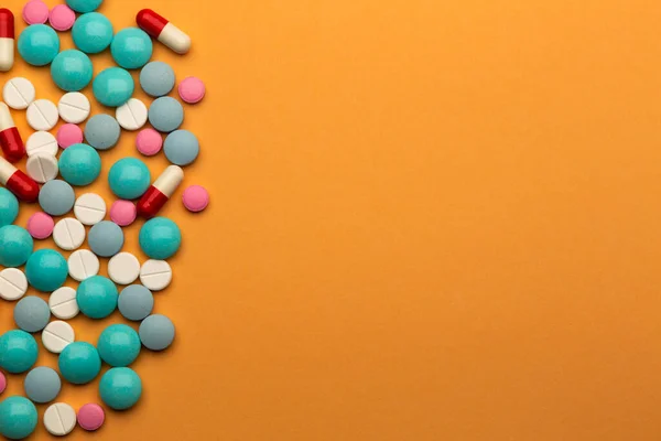 Sacco Pillole Multicolori Compresse Sfondo Arancione Con Spazio Libero Testo — Foto Stock
