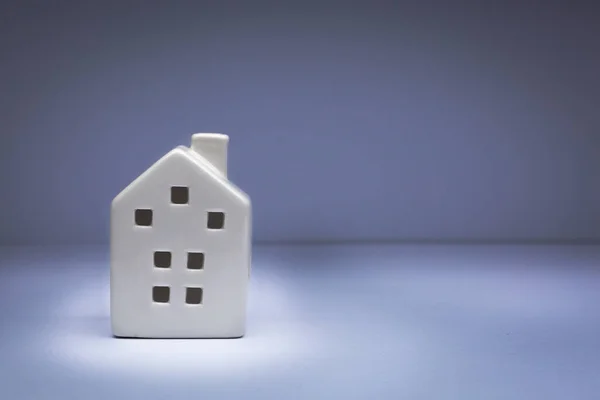 Ev konsepti almak, gayrimenkul yatırımı. Beyaz ev aydınlık. Yeni mülk sigortası.
