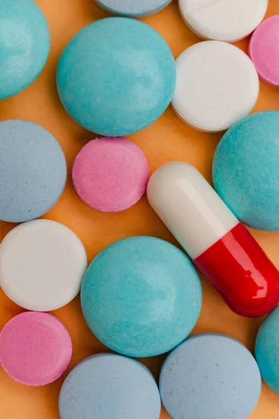 Close Pílulas Sobre Fundo Laranja Conceito Analgésicos Dependência Lote Comprimidos — Fotografia de Stock