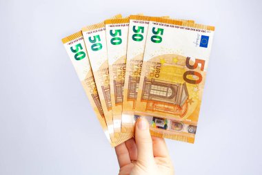 Elli avroluk banknotlar, karantina zamanında devletin yardım sembolü. Bankadan kredi almak.