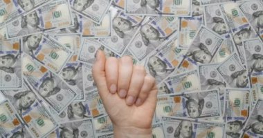 İçinde hap olan kadın eli, para geçmişi. Uyuşturucu bağımlılığı kavramı.