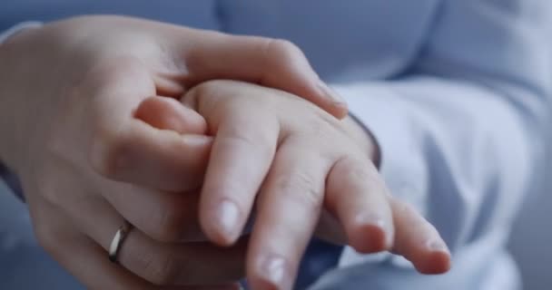 妇女按摩双手，治疗骨折后的康复. — 图库视频影像