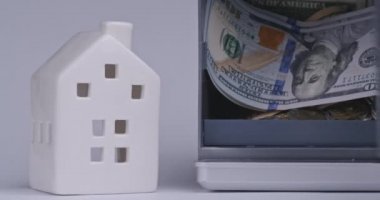 Beyaz Saray 'ın güvenli, kadınların eli 100 dolarlık banknotlar koyuyor, bankaya yatırılan tasarruf kavramı.