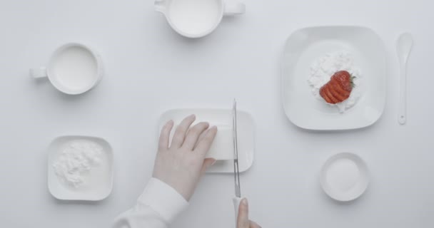 Mujeres manos rebanando queso blanco en la mesa blanca, concepto de estilo de vida saludable con comida orgánica sin sal y azúcar . — Vídeo de stock