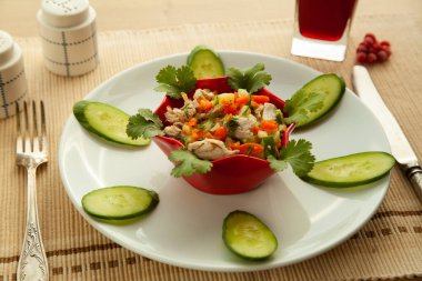 Düşük kalorili salata, sebze, limon suyu, zeytinyağı. Sağlıklı beslenme konsepti, organik ürünlerle aperatif.