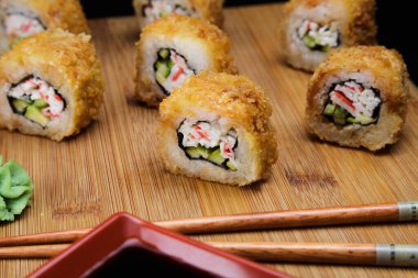 Wasabi ve zencefilli yengeç etli sıcak rulo. Öğle yemeğinde lezzetli Japon suşisi..