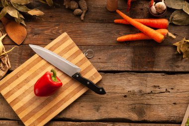 Vejetaryen yemeği pişirmeye hazır sebzeler, vitamin dolu. Kesme tahtasında sebzeler, dolmalık biber ve havuç.