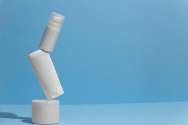 Arka planda reklam metni için boş alanı olan boş beyaz cilt kozmetik ürünleri seti. Yüzen boş nemlendirici ve hijyen şişesi.