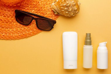 Plajdaki güneş ışığından korunmak için güneş kremi ve sprey. Yaz tatili kozmetik konsepti. Yüksek kalite fotoğraf