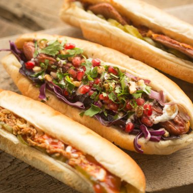 Izgara sosisli ve soğanlı Fransız ekmeği. Ev yemeği için kolay fast food tarifi. Şişmanlıktan korkmayan insanlar için atıştırmalık..