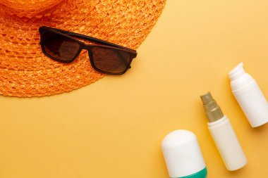 Plajdaki güneş ışığından korunmak için güneş kremi ve sprey. Yaz tatili kozmetik konsepti. Yüksek kalite fotoğraf