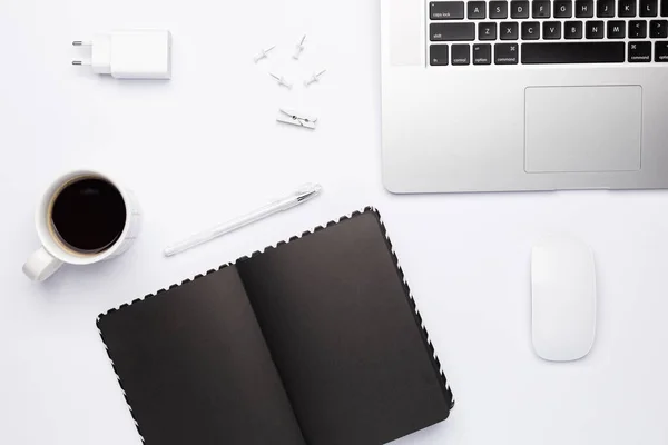 Lugar Trabajo Hora Cuarentena Cuaderno Oscuro Vacío Con Taza Café — Foto de Stock