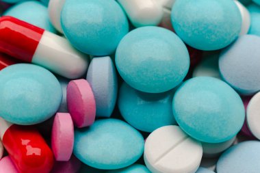 Turuncu arka plandaki hapları kapat, ağrı kesici bağımlılığı kavramını. Bir sürü hap, aşırı doz. Antibiyotik tedavisi.