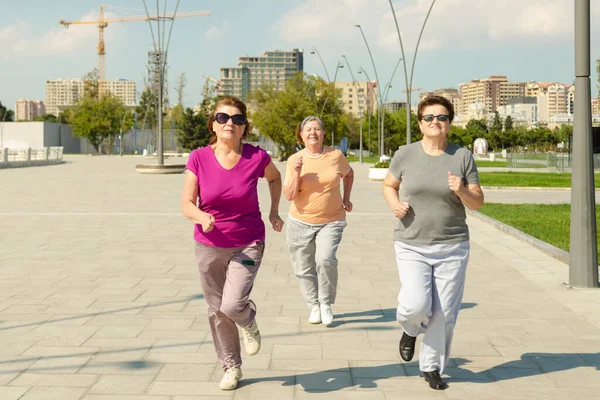 Tres Mujeres Corriendo Parque Público Teniendo Estilo Vida Saludable Para — Foto de Stock