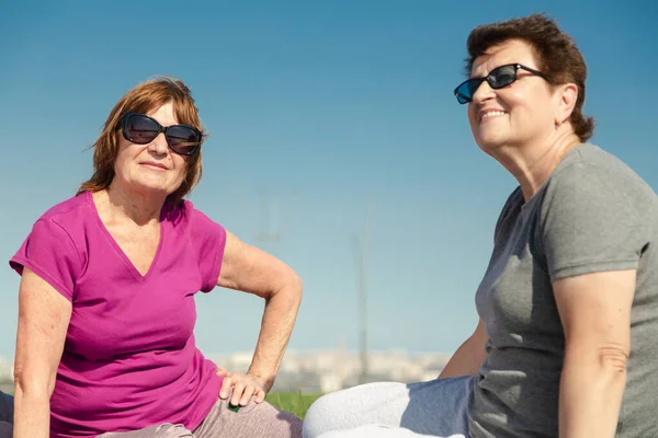 Dos Mujeres Mayores Sentadas Césped Parque Público Estilo Vida Saludable — Foto de Stock