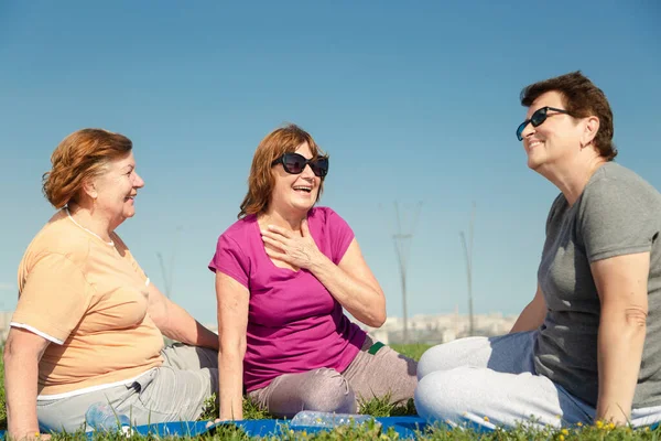 Trois Femmes Âgées Assises Sur Une Herbe Dans Parc Public — Photo
