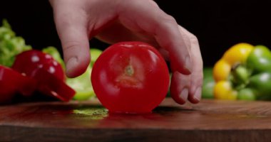 Sağlıklı öğle yemeği pişirmek için domates hazırlıyorum..