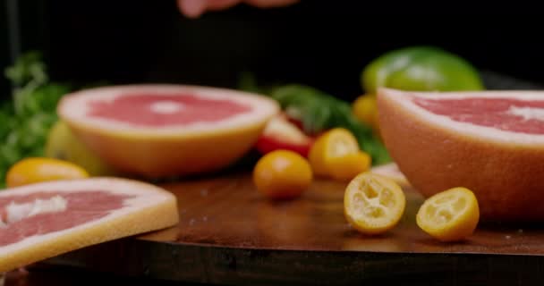 Movimiento de rebanar frutas para preparar ensalada de frutas. — Vídeo de stock