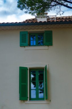 Fransa 'da eski bir kasaba, güzel. Bir sürü penceresi olan apartmanın dış görünüşü. 