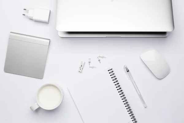 Cuaderno blanco vacío con pluma, lugar de trabajo con teclado. Imagen de archivo