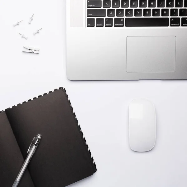 Lugar de trabajo en cuarentena con cuaderno vacío para texto. — Foto de Stock