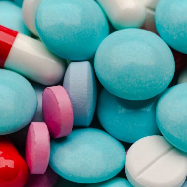 Turuncu arka plandaki hapları kapat, ağrı kesici bağımlılığı kavramını. Bir sürü hap, aşırı doz..