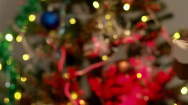 Koruyucu eldivenli bir adam bir kadına Noel hediyesi veriyor. Pandemik konsept, sevdiğin insanları yeni yıl kutlamalarında korumak..