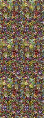 Yeşil arka planda. Tekstil, kumaş, ambalaj, hatıra defteri için hoş bir çiçek arkaplanı. Çocuksu tasarım. Elle çizilmiş karalama çiçekleri ile pürüzsüz desen.