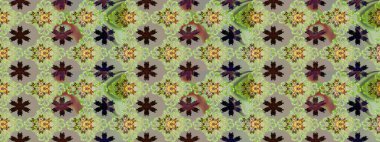 Tarafsız ve gri renklerde geleneksel halk çiçekleri. Tekstil tasarımı için. Üzerinde gelincikler ve vadi zambakları olan renkli çiçek desenli nakış..