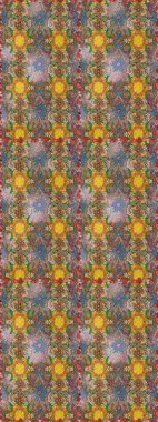 Kahverengi ve nötr renklerde parlak çiçekli halı deseni.