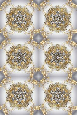 Gri, nötr ve bej renklerde altın elementlerle kusursuz desen. Klasik klasik klasik arka plan. Klasik raster sarısı, kusursuz desen. Geleneksel oryantasyon süsü.