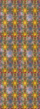 Kahverengi ve nötr renklerde parlak çiçekli halı deseni.