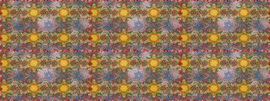 Kahverengi ve nötr renklerde parlak çiçekli halı deseni.