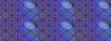 Küçük çiçekteki sevimli çiçek deseni. Mor ve mavi renkte çiçekler.