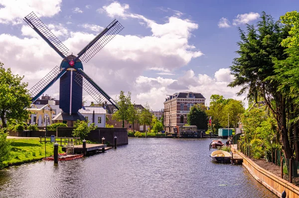 Leiden 'daki Hollanda yel değirmeni. Bulutlu hava.