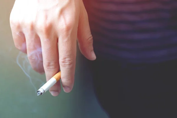 Homme Qui Fume Une Cigarette Main Diffusion Fumée Cigarette — Photo