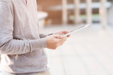 tablet kullanarak yaşayan Genç Adam yaşam tarzı yakın.