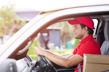 Paket teslimatçısı stokları kontrol et Paketi müşteriye göndermeye hazırlan. Ulaşım sırasında her zaman onayla.