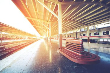 Tren istasyonunda boş sandalye. Seyahat konsepti.