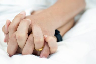 Elleri şehvet ve sevgi ile balayı bir yatakta çift aşıklar boğma. Aşk, seks ve yaşam tarzı hakkında kavram.
