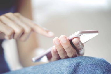 Online dünyada iletişim kurmak için cep telefonu kullanarak rahatlatıcı bir gün kadın Lifestyle. kavram sesi pastel renk.